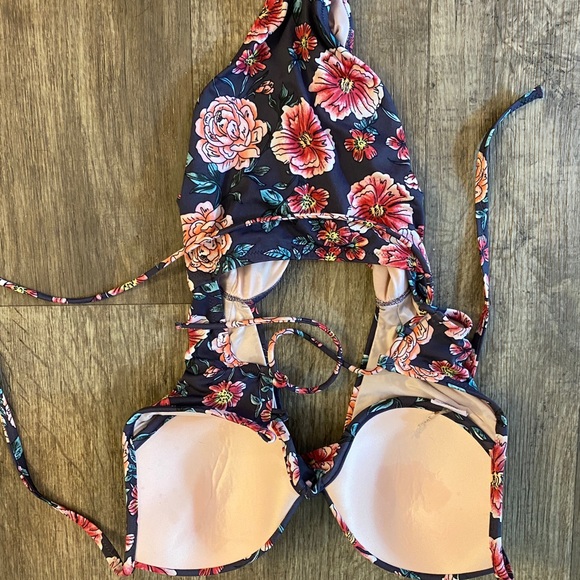 Shade & Shore one piece - Picture 3 of 3